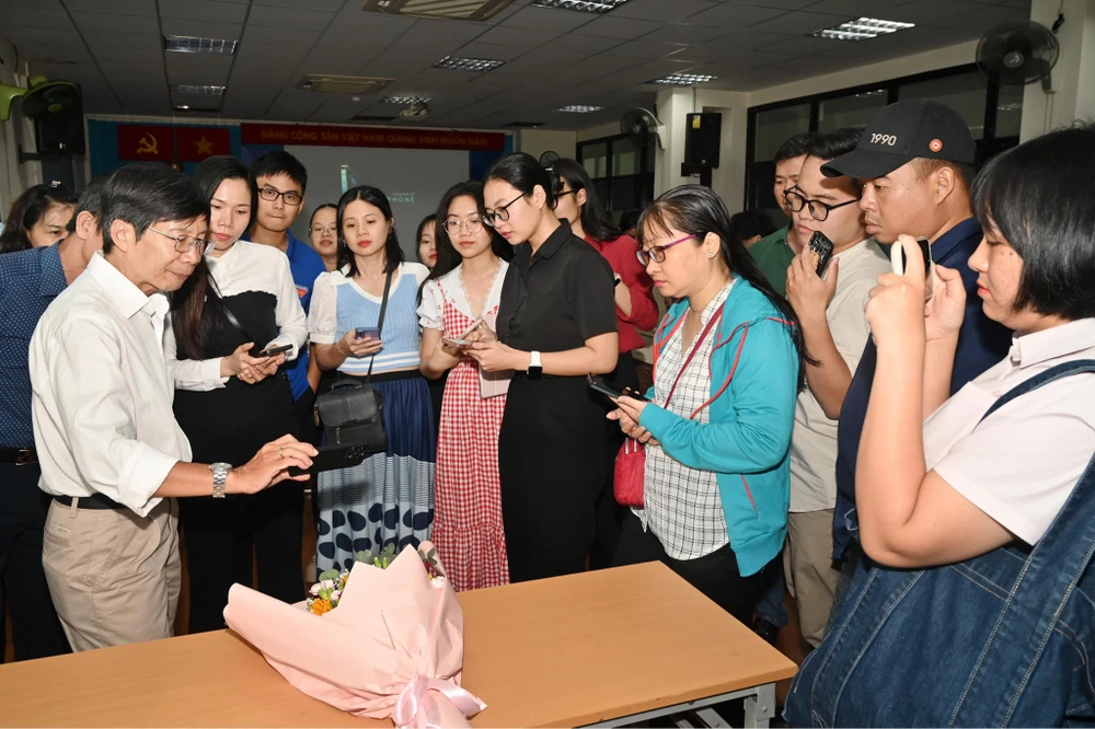 Nhiều bạn trẻ, phóng viên, biên tập viên quan tâm tìm hiểu chụp ảnh nghệ thuật bằng điện thoại 60f53fee-7516-40f1-8da9-a16c6031be24.jpeg