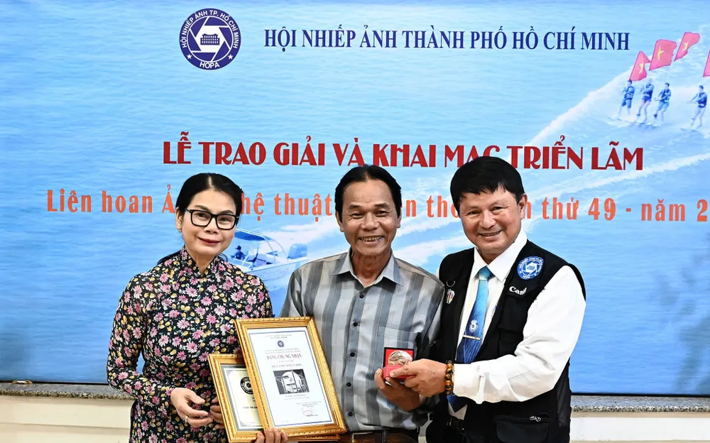 Tác giả Nguyễn Kim Hoàn (Ninh Thuận) nhận Huy chương vàng vào chiều ngày 29-8, ở hạng mục ảnh tự do tại Liên hoan Ảnh nghệ thuật truyền thống TPHCM lần thứ 49 - năm 2024, do Hội Nhiếp ảnh TPHCM (HOPA) tổ chức 457259900_8207705762655167_8325145452617143693_n.jpg