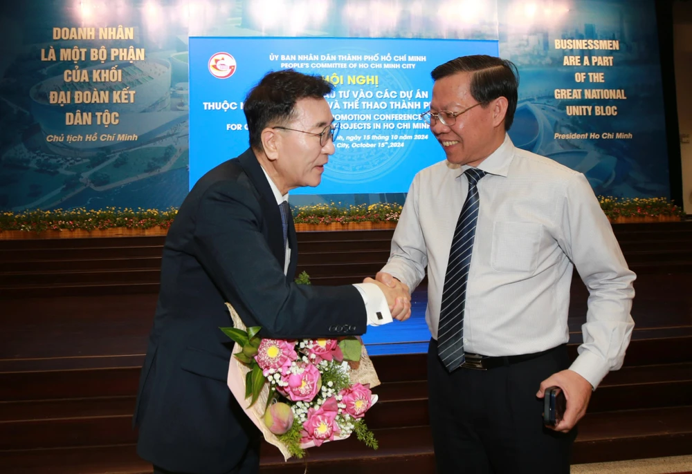 Đồng chí Phan Văn Mãi, Chủ tịch UBND TPHCM trao đổi cùng các nhà đầu tư, doanh nghiệp. Ảnh: DŨNG PHƯƠNG IMG_1860.JPG