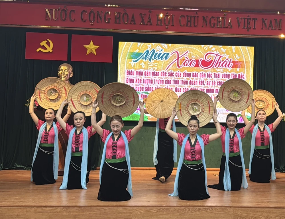 Tiết mục văn nghệ tại lễ trao giải Tiết mục múa Xoè Thái.jpg