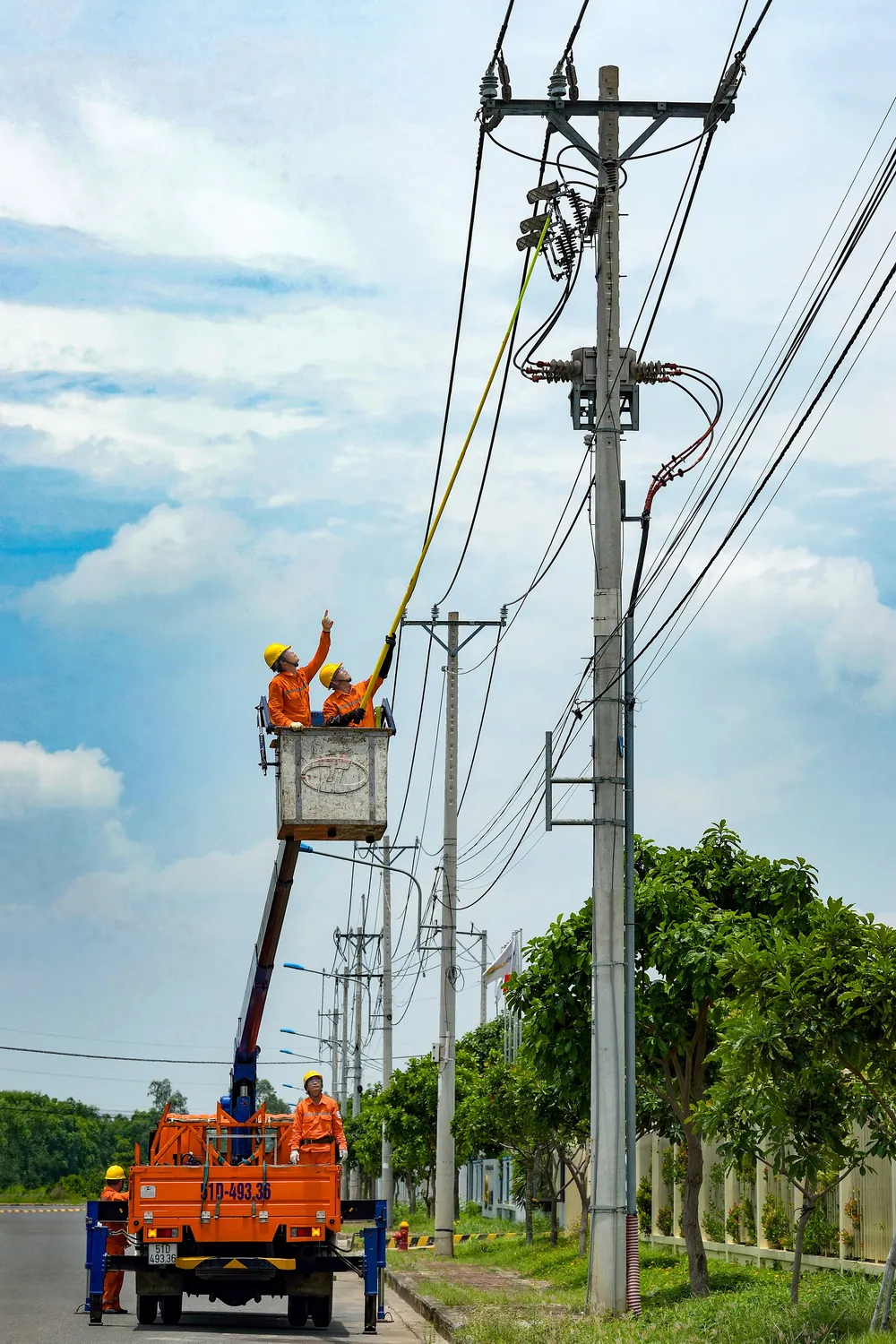 Giải nhất ảnh đơn thuộc về tác giả Võ Văn Hoàng với tác phẩm “Kiểm tra điện nóng”. Ảnh đơn _Kiểm tra điện nóng_ đạt giải Nhất của tác giả Võ Văn Hoàng.jpg