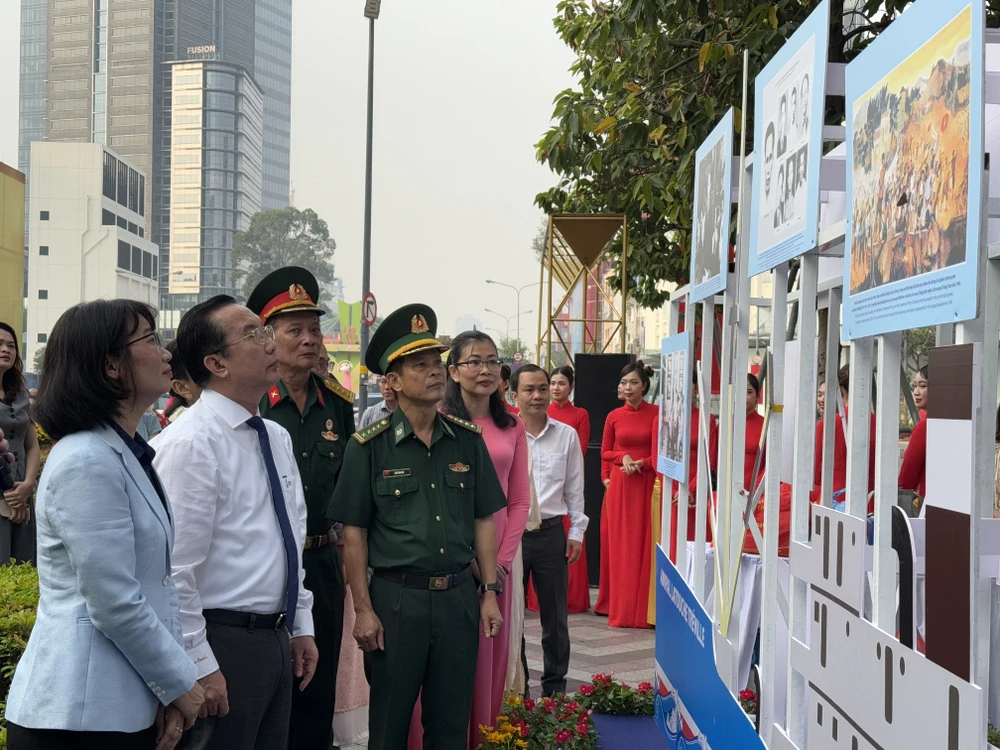 Các đại biểu, khách mời tham quan triển lãm