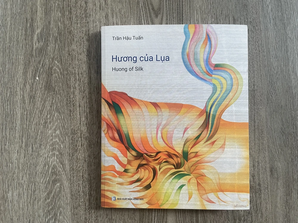 Triển lãm cũng giới thiệu sách mỹ thuật cùng tên Hương của lụa (NXB Hồng Đức, 2025), do nhà sưu tập Trần Hậu Tuấn biên soạn, khái lược lại hành trình vẽ lụa của Nguyễn Thu Hương sau hơn 15 năm Huong cua lua - sach (2).jpg