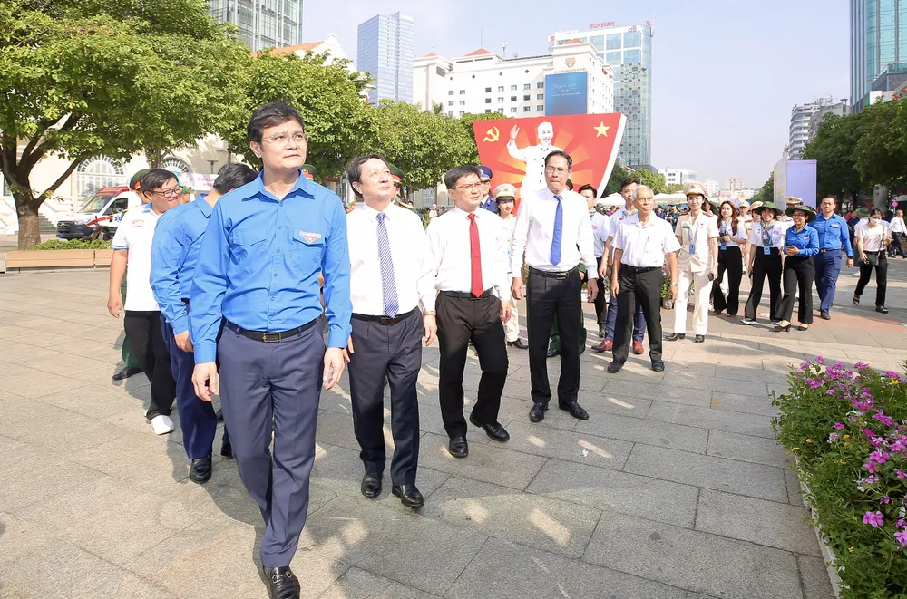 Các đồng chí lãnh đạo, đại biểu tham quan triển lãm. Ảnh: DŨNG PHƯƠNG 1641c53b8cf459fb2c8b68cab281e306.JPG