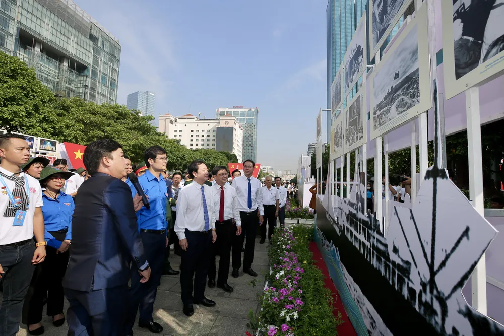 Các đồng chí lãnh đạo, đại biểu tham quan triển lãm. Ảnh: DŨNG PHƯƠNG 6e665f889b9b059ee9362c6eb7850f2a.JPG
