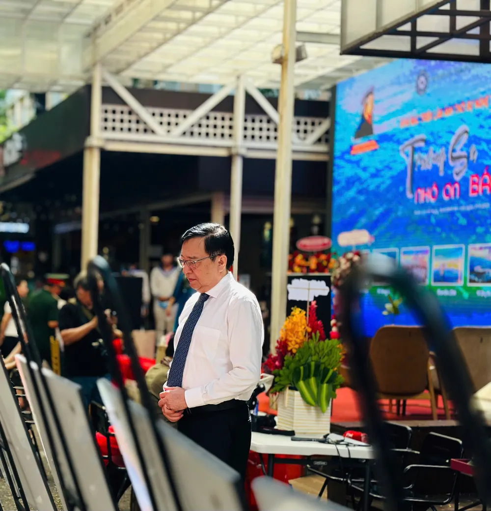គណៈប្រតិភូ និងភ្ញៀវដែលមកទស្សនាការតាំងពិព័រណ៍។ IMG_7380.JPG