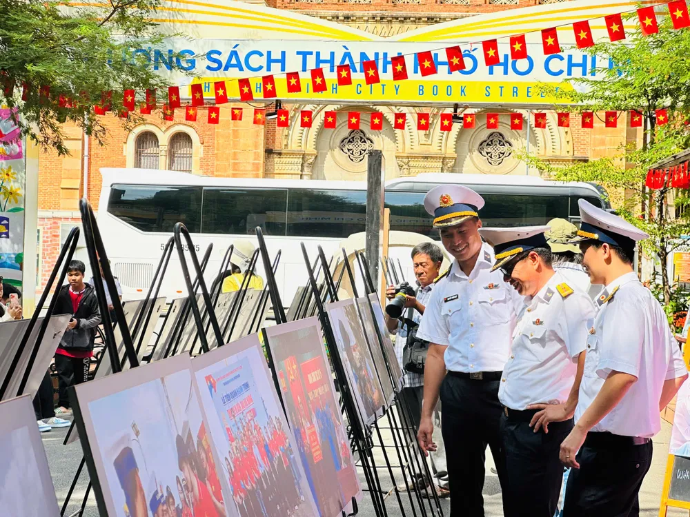 គណៈប្រតិភូ និងភ្ញៀវដែលមកទស្សនាការតាំងពិព័រណ៍។ IMG_7381.JPG