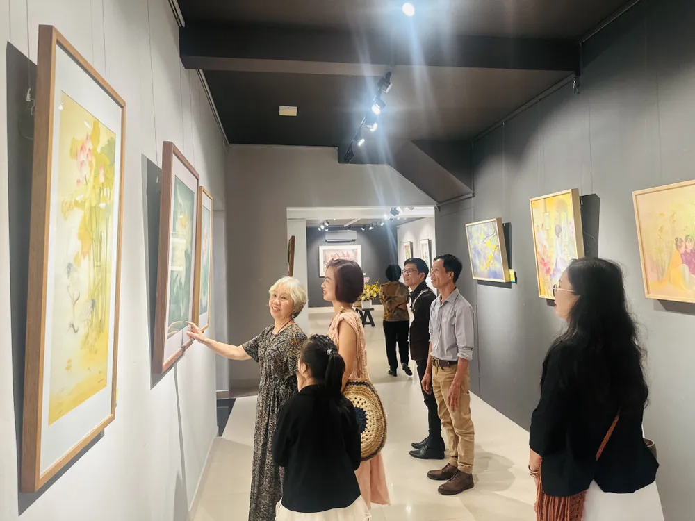 Khách tham quan triển lãm Khách xem triển lãm4.jpg