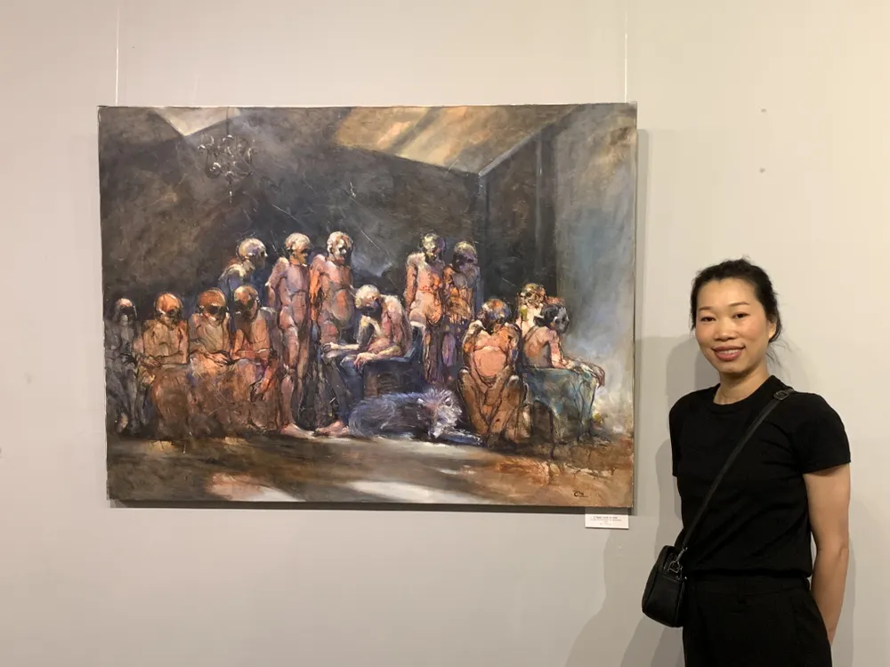 Họa sĩ Kim Chi bên tác phẩm Hoạ sĩ Kim Chi bên tác phẩm Ngày tuyên di chúc.jpeg