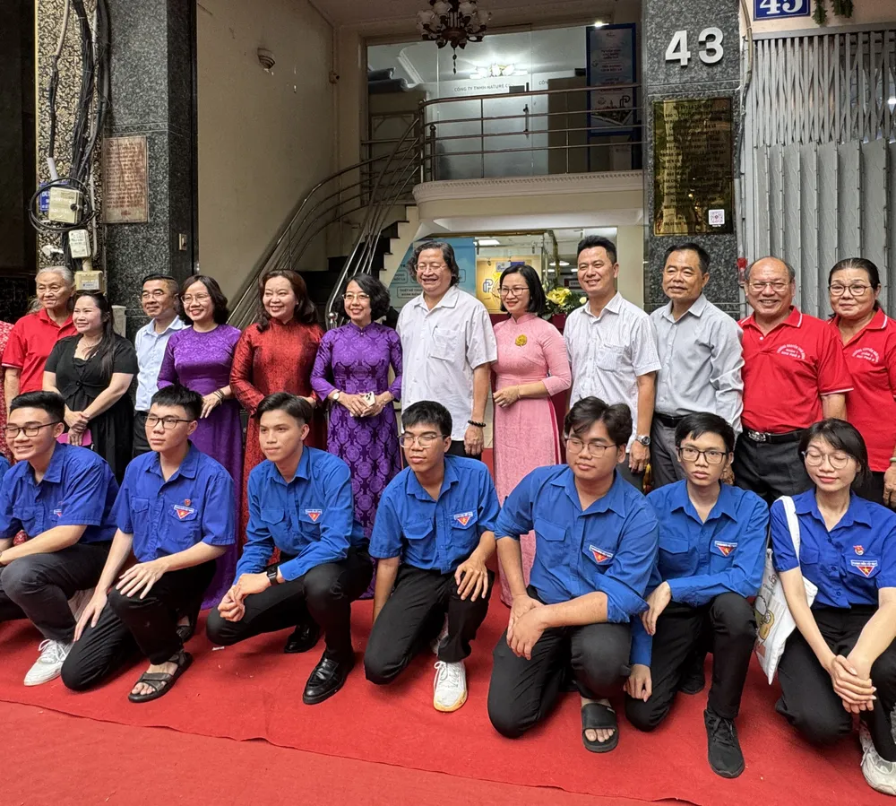 Các đồng chí lãnh đạo, đại biểu, khách mời cùng bạn trẻ chụp hình lưu niệm trước bảng hiệu di tích lịch sử cấp quốc gia Trụ sở Báo Dân Chúng IMG_7900.jpg