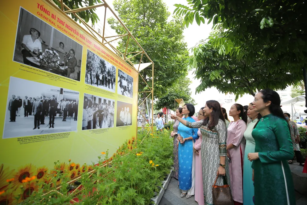 Khách tham quan triển lãm. Ảnh: DŨNG PHƯƠNG 0W3A7901.JPG