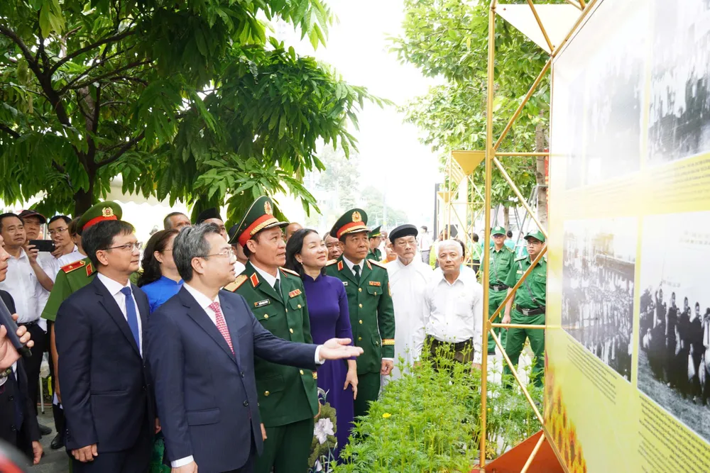 Các đồng chí lãnh đạo, đại biểu, khách mời tham quan triển lãm. Ảnh: DŨNG PHƯƠNG IMG_8207.JPG