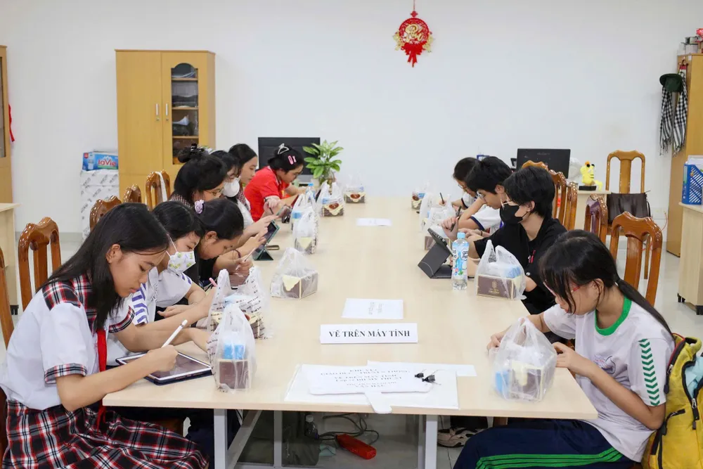 Các em nhỏ vẽ về Bác Tôn qua phần mềm trên máy tính IMG_8262 2.JPG
