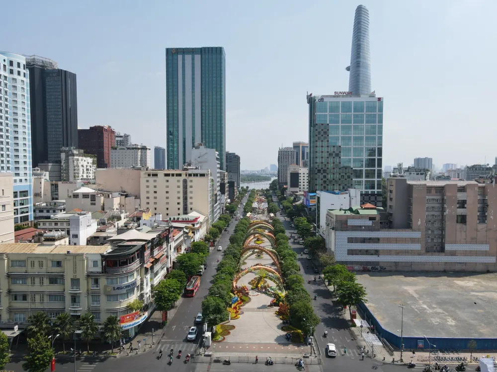 វិថី Nguyen Hue ដែលជាផ្លូវកណ្តាលបានក្លាយជាឈ្មោះដែលធ្លាប់ស្គាល់នៅក្នុងសកម្មភាពក្រៅនៅទីក្រុងហូជីមិញ។ វាក៏ជាផ្លូវផ្កាដ៏ធំ និងមានអាយុកាលយូរអង្វែងក្នុងទីក្រុងផងដែរ។ រូបថត៖ ដួង ភួង 1HLV0R56V_33AQOL.JPG