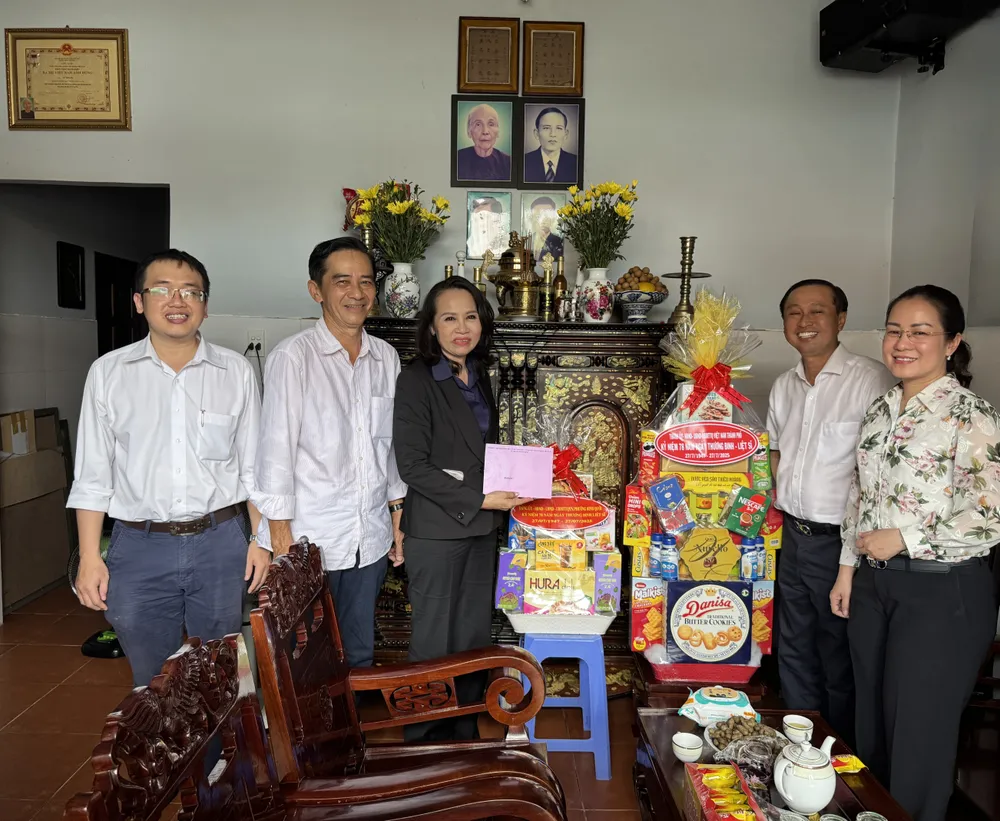 Đồng chí Huỳnh Thanh Nhân thăm và tặng quà gia đình bà Mai Thị Khang (vợ liệt sĩ, ngụ phường Bình Quới, TPHCM). Ảnh: DŨNG PHƯƠNG. IMG_8518.jpg