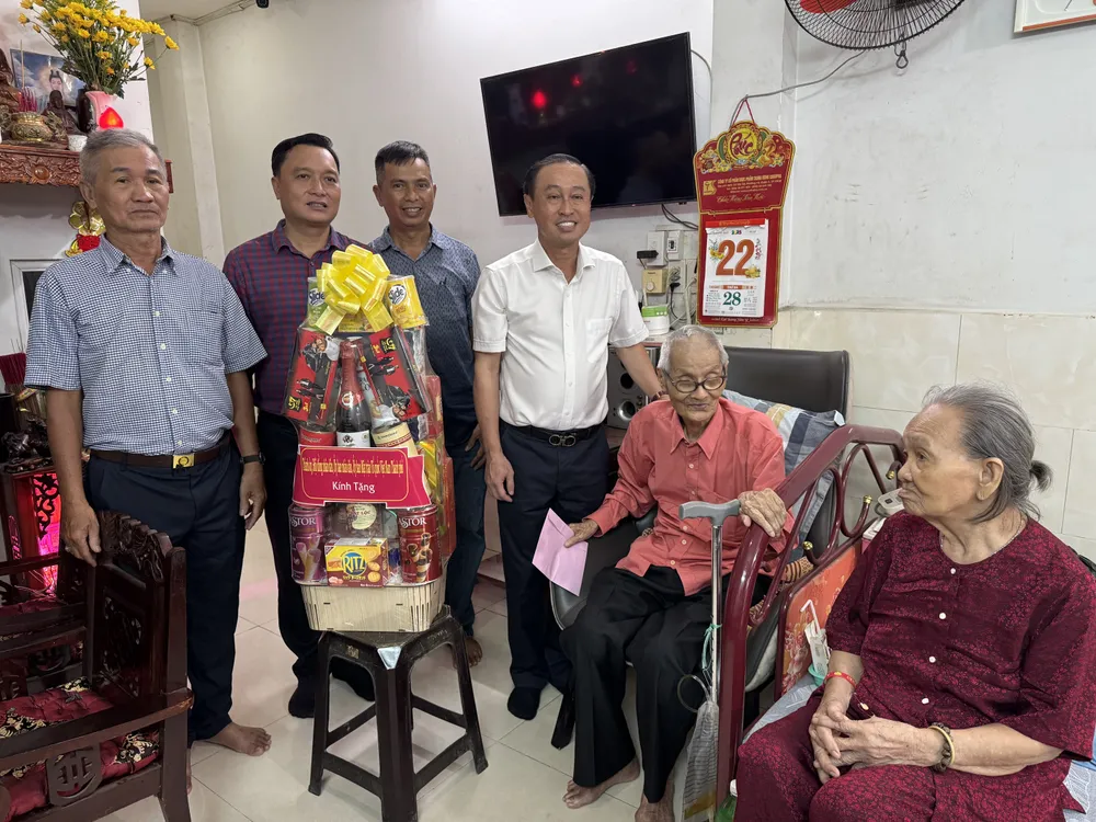 Đồng chí Huỳnh Thanh Nhân thăm và tặng quà gia đình ông Trần Ngọc Châu (cán bộ Tiền Khởi nghĩa, thương binh 4/4, ngụ phường Gia Định), một trong những nhân chứng lịch sử Tiền Khởi nghĩa lão thành còn hiện diện ở thành phố hiện nay. Ảnh: DŨNG PHƯƠNG. IMG_8528.JPG