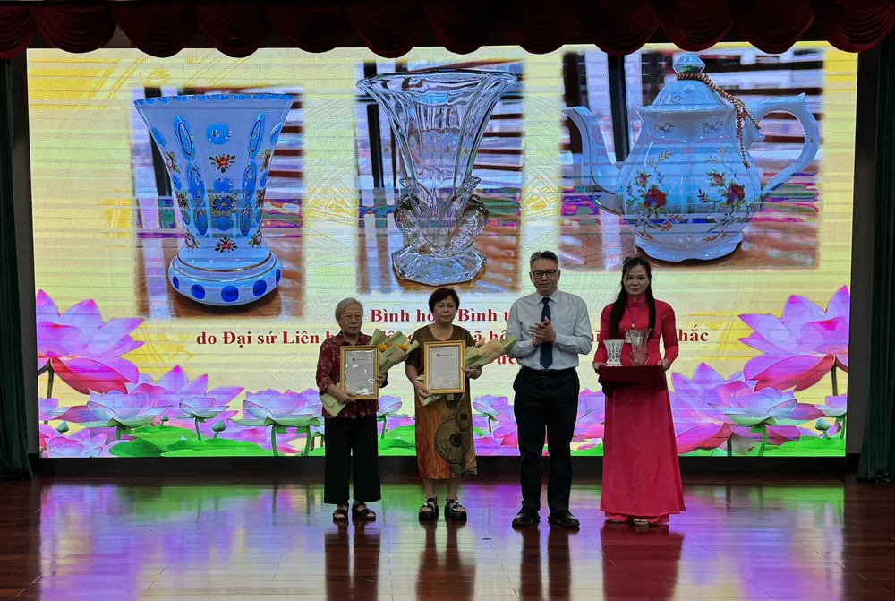Bảo tàng Tôn Đức Thắng tiếp nhận hiện vật, tài liệu quý do gia đình Chủ tịch Tôn Đức Thắng trao tặng IMG_9089.jpg