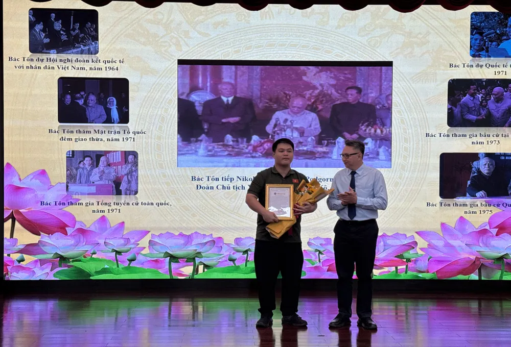 Bảo tàng Tôn Đức Thắng tiếp nhận 24 phim tư liệu quý về hoạt động cách mạng của Bác Tôn từ năm 1964 – 1976 do ông Viên Hồng Quang trao tặng IMG_9101.jpg
