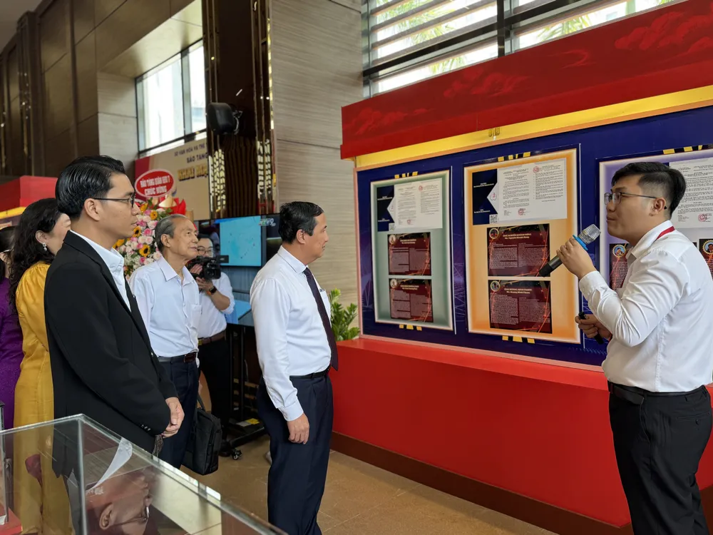 Các đồng chí lãnh đạo, đại biểu tham quan trưng bày chuyên đề “25 năm Giải thưởng Tôn Đức Thắng” IMG_9120.jpg