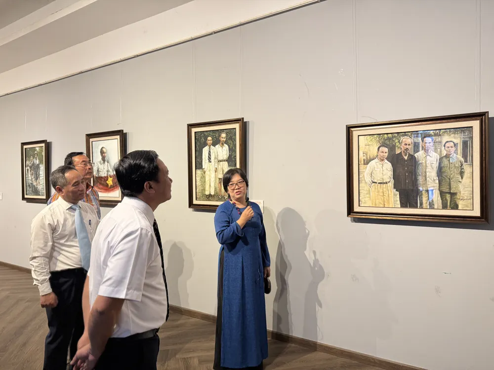 Các đồng chí lãnh đạo, đại biểu tham quan trưng bày chuyên đề IMG_9144.jpg