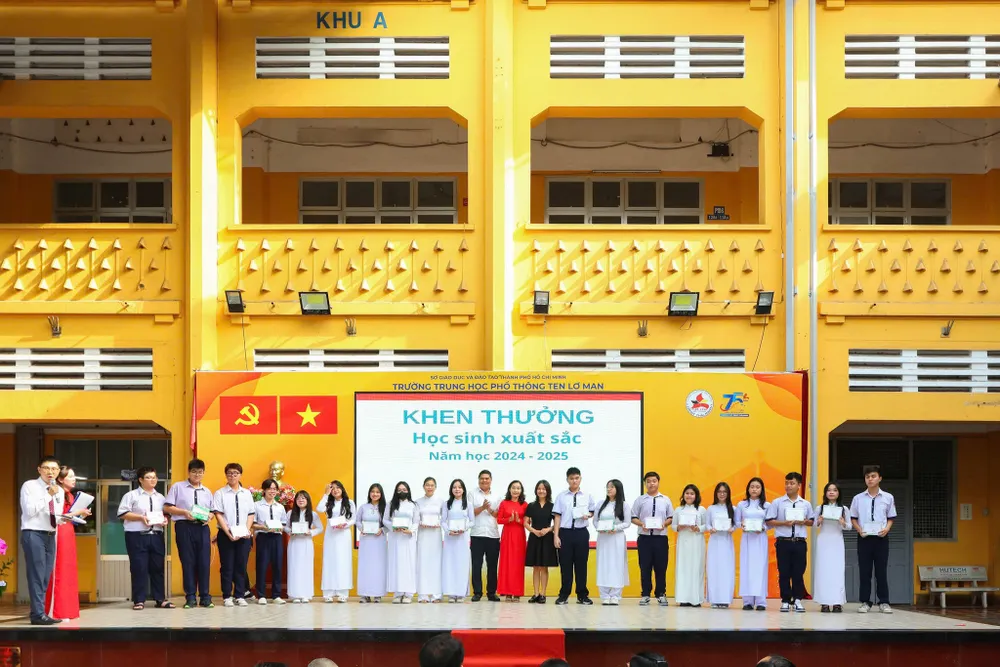 Một góc cảnh quan Trường THPT Ten Lơ Man, trong buổi lễ khen thưởng học sinh 500037391_1289563929838842_8899071097214417249_n.jpg