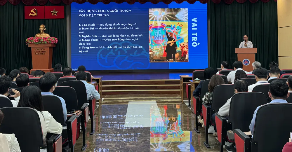 TS Trịnh Đăng Khoa, Chủ tịch Hội đồng Trường Đại học Văn hóa TPHCM, trình bày chuyên đề “Sáng tác văn học, nghệ thuật hướng đến xây dựng con người TPHCM trong giai đoạn mới” IMG_9232.jpg