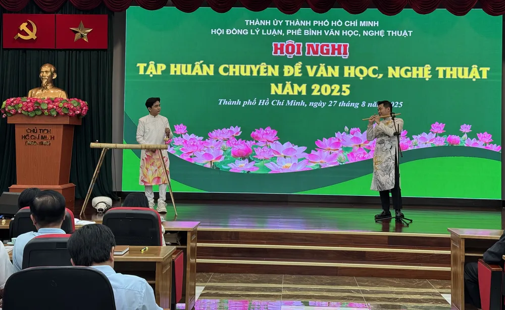 Tiết mục âm nhạc truyền thống biểu diễn tại hội nghị IMG_9246.jpg