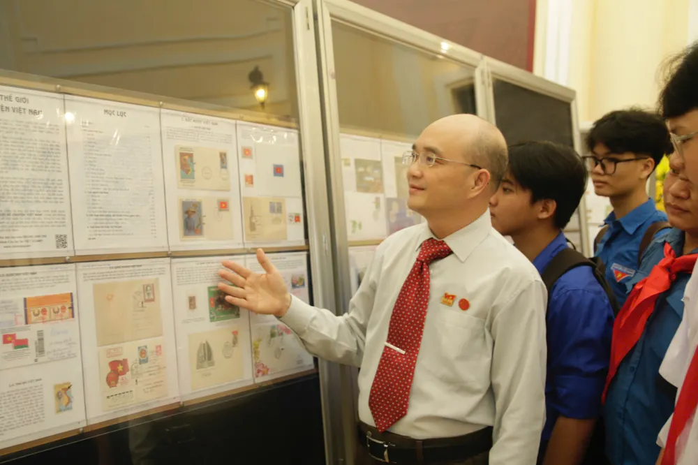 Khách tham quan chuyên đề Ông Hoàng Anh Thi chia sẻ với các bạn trẻ xem tem.jpg
