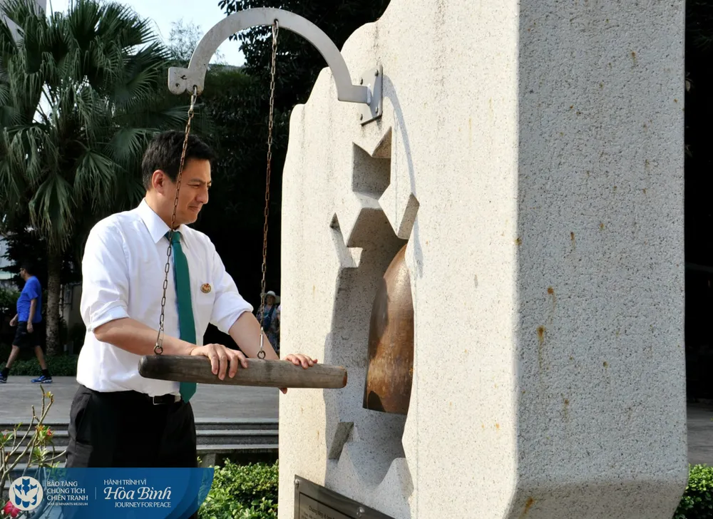 Khách tham quan gióng tiếng chuông hòa bình tại Bảo tàng Chứng tích Chiến tranh. 534874641_1435835657941401_4042828546590669808_n.jpg