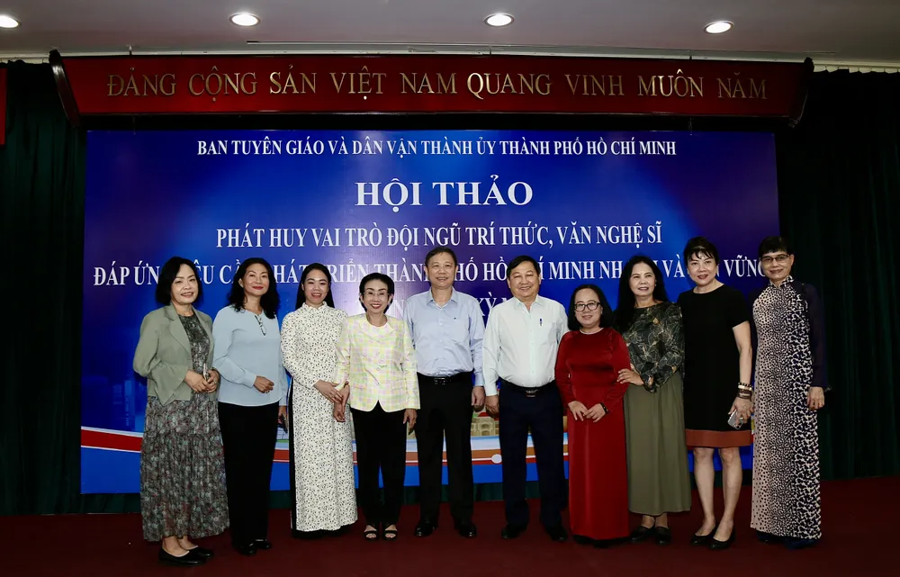 Các chuyên gia, nghệ sĩ, trí thức tham dự Hội thảo, chụp ảnh lưu niệm. Ảnh: DŨNG PHƯƠNG 32c1cf5282ce75e33624e15960c3bb2a.JPG
