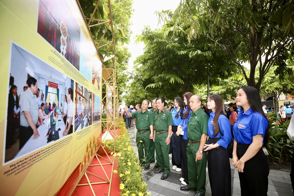 Các cựu chiến binh và bạn trẻ Đoàn viên tham quan triển lãm. Ảnh: DŨNG PHƯƠNG bc66927ff26e4ece522ad0c8ff9ee8ae.JPG