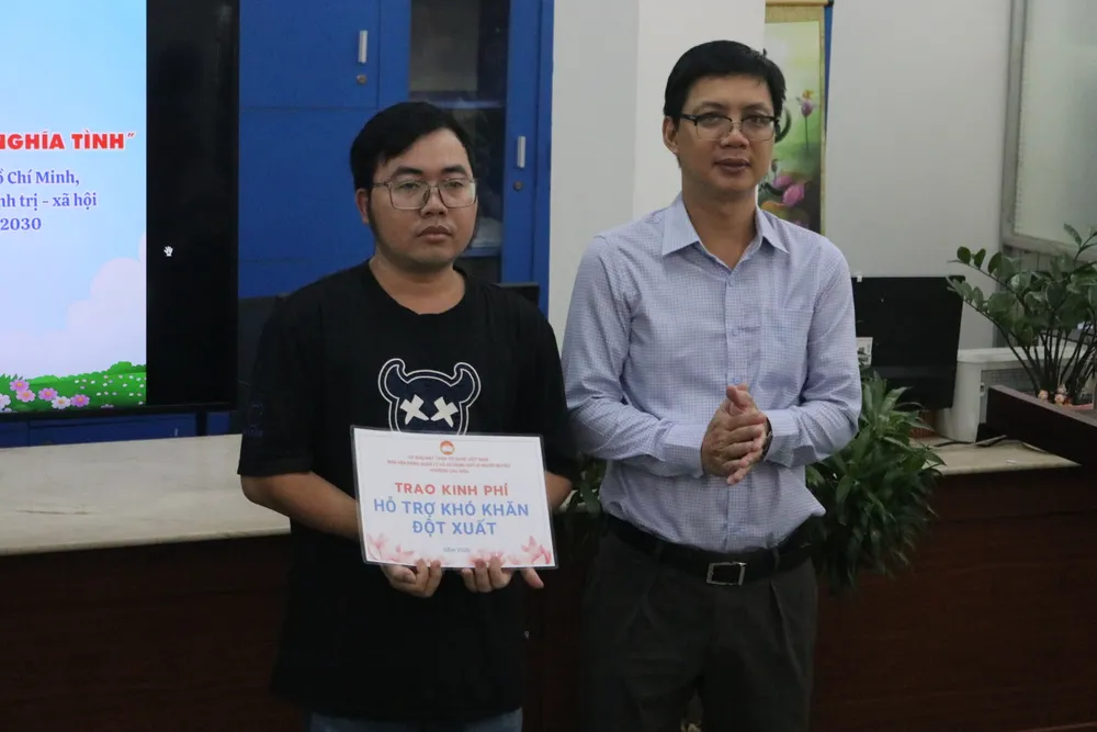 Ban tổ chức trao tặng thẻ bảo hiểm y tế và nhiều phần quà hỗ trợ cho các hộ gia đình có hoàn cảnh khó khăn IMG_2739.JPG