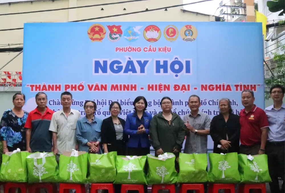 Ban tổ chức trao tặng các thẻ bảo hiểm y tế và nhiều phần quà hỗ trợ cho các hộ gia đình có hoàn cảnh khó khăn trên địa bàn phường. IMG_2807.JPG