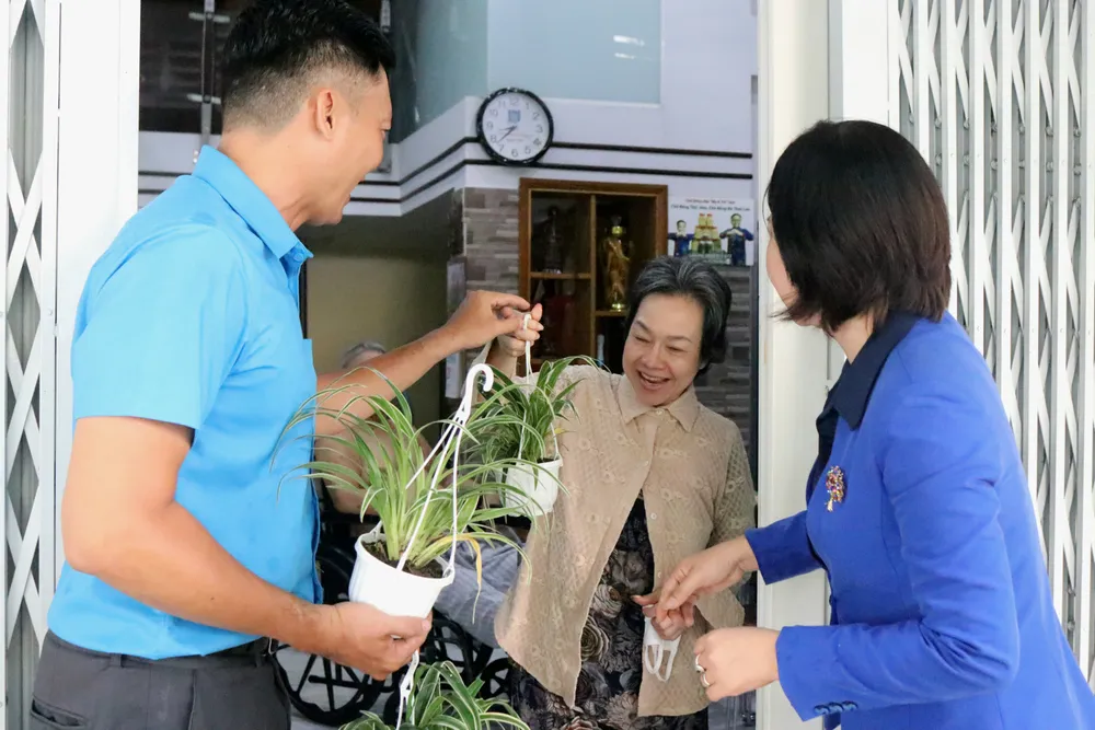 Hoạt động “đổi rác lấy cây xanh” được tổ chức nhằm khuyến khích người dân thu gom rác tái chế, nâng cao ý thức bảo vệ môi trường IMG_2843.JPG