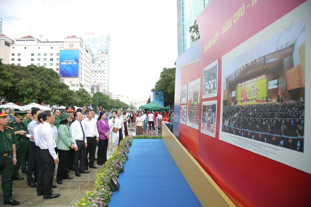 Các đồng chí lãnh đạo, đại biểu tham quan triển lãm. Ảnh: DŨNG PHƯƠNG 15598591b0793943971df0cafab88ced.JPG