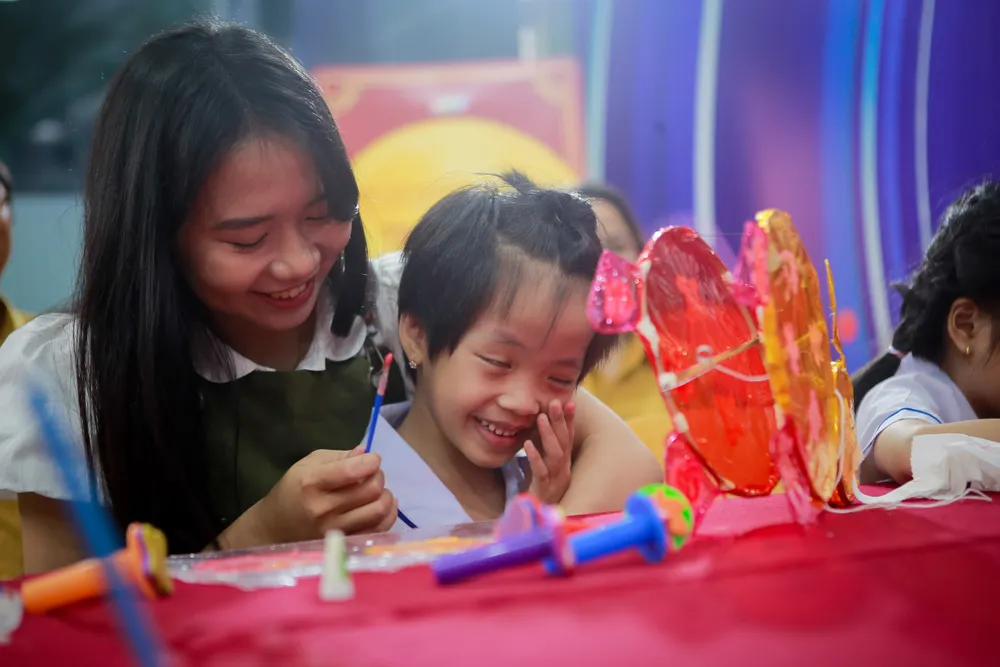 Niềm vui mùa Trung thu càng thêm trọn vẹn khi các em tự tay làm nên những chiếc lồng đèn của riêng mình.jpg