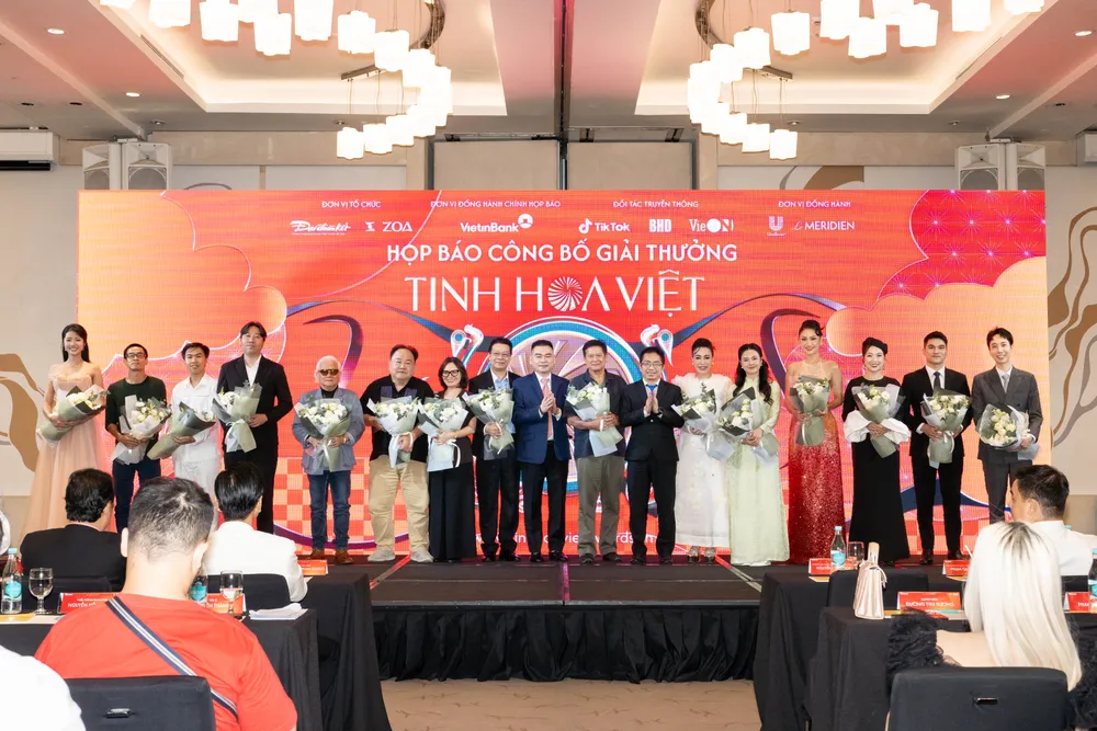 Các đại sứ của giải thưởng Tinh Hoa Việt 2025 nhận hoa cảm ơn từ Ban tổ chức NHQ07179.JPEG