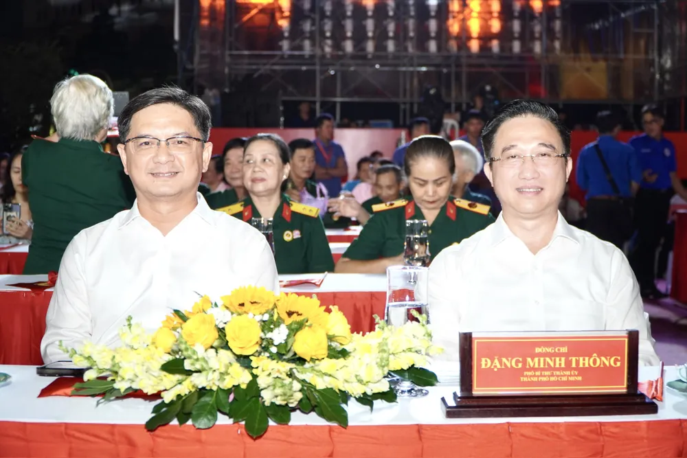 Các đồng chí: Đặng Minh Thông, Phó Bí thư Thành ủy TPHCM; Nguyễn Mạnh Cường, Phó Chủ tịch UBND TPHCM tham dự chương trình tại điểm cầu phường Sài Gòn. Ảnh: DŨNG PHƯƠNG 2a62f3c83282dbb5ed31152adbfc9c66.JPG