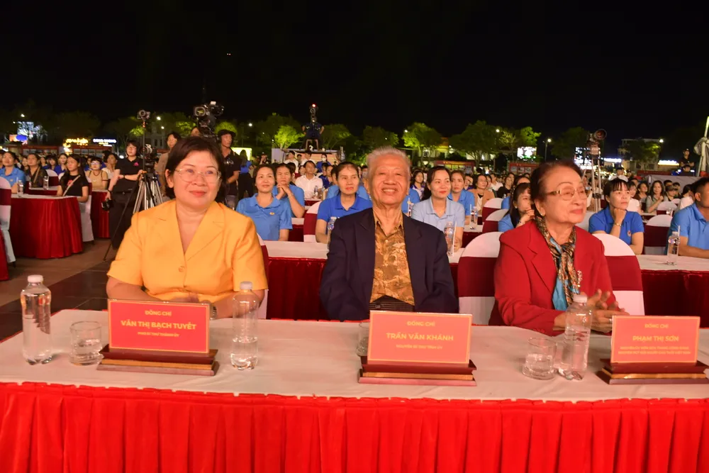 Đồng chí Văn Thị Bạch Tuyết, Phó Bí thư Thành ủy, Trưởng Ban Tổ chức Thành ủy TPHCM cùng các đại biểu tham dự chương trình nghệ thuật tại điểm cầu phường Bà Rịa. Ảnh: TRÚC GIANG 50dbd643067ea6e88c15ad5907e8b25c.JPG