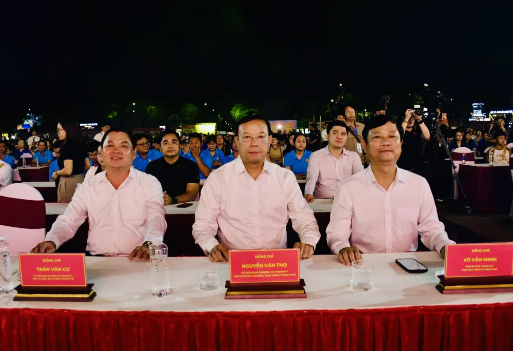 Các đồng chí (từ phải qua): Võ Văn Minh, Phó Bí thư Thành ủy, Chủ tịch HĐND TPHCM; Nguyễn Văn Thọ, Phó Chủ tịch Thường trực UBND TPHCM; Trần Văn Cư, Phó Tư lệnh Bộ Tư lệnh TPHCM tham dự chương trình tại điểm cầu phường Bà Rịa. Ảnh: TRÚC GIANG 9dbd94c99cc6ae7f583ae8cb03152354.JPG