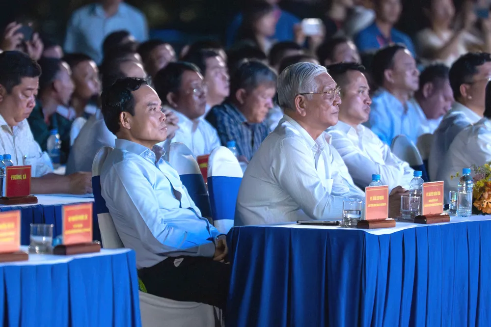 Đồng chí Trần Lưu Quang, Bí thư Thành ủy TPHCM, dự chương trình nghệ thuật tại điểm cầu phường Bình Dương. Ảnh: TÂM TRANG IMG_2374.jpg