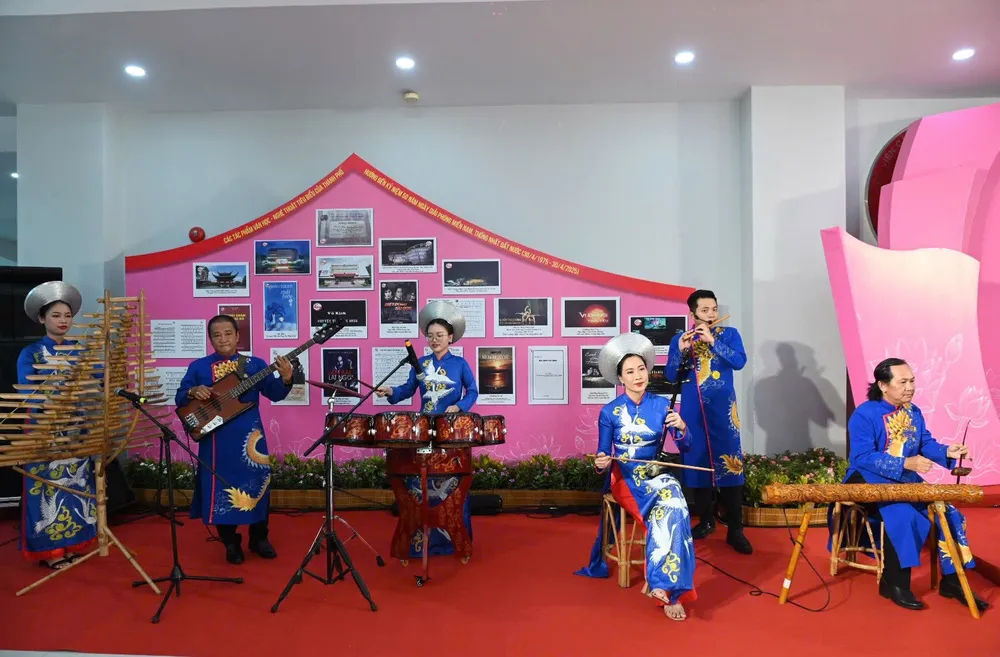 ការសម្តែងសិល្បៈប្រពៃណីនៅខាងក្រៅសាលសន្និសីទ។ រូបថត៖ QUOC THANH IMG_0432.JPG