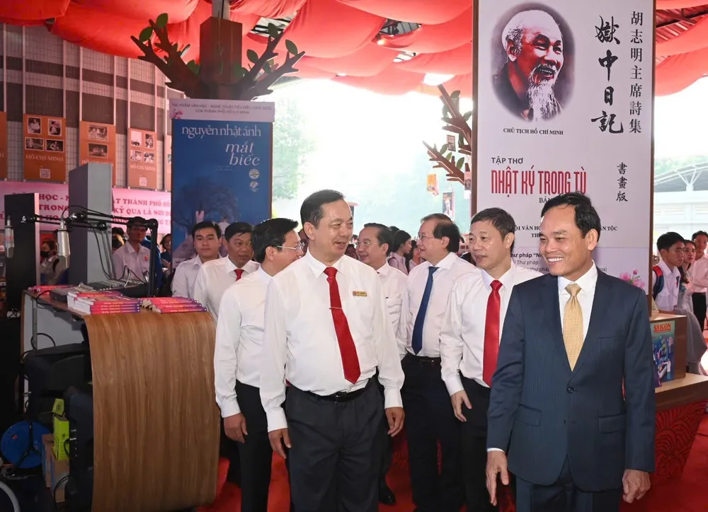 លេខាគណៈកម្មាធិការបក្សទីក្រុងហូជីមិញ លោក Tran Luu Quang និងថ្នាក់ដឹកនាំ និងគណៈប្រតិភូផ្សេងទៀត បានទៅទស្សនាកន្លែងតាំងពិព័រណ៌សារព័ត៌មាន និងបោះពុម្ពផ្សាយ។ រូបថត៖ QUOC THANH IMG_0442.JPG