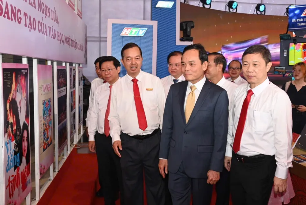 មុនពេលចូលរួមសន្និសីទ លេខាគណៈកម្មាធិការបក្សទីក្រុងហូជីមិញ លោក Tran Luu Quang និងថ្នាក់ដឹកនាំ និងគណៈប្រតិភូផ្សេងទៀតបានទៅទស្សនាតំបន់តាំងពិព័រណ៌សារព័ត៌មាន និងបោះពុម្ពផ្សាយ។ រូបថត៖ QUOC THANH IMG_0445.JPG