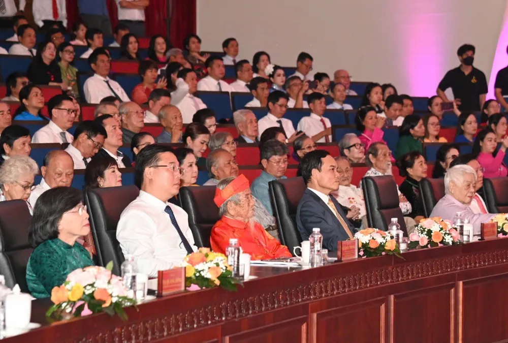 លេខាគណៈកម្មាធិការបក្សទីក្រុងហូជីមិញ លោក Tran Luu Quang និងថ្នាក់ដឹកនាំ និងគណៈប្រតិភូជាច្រើនរូបចូលរួមសន្និសីទ IMG_0454.JPG