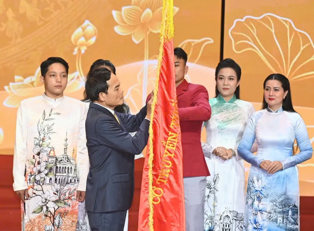 Bí thư Thành ủy TPHCM Trần Lưu Quang thực hiện nghi thức trao Huân chương Lao động hạng Nhất của Chủ tịch nước tặng Sở VH-TT TPHCM. Ảnh: QUỐC THANH IMG_0466.JPG