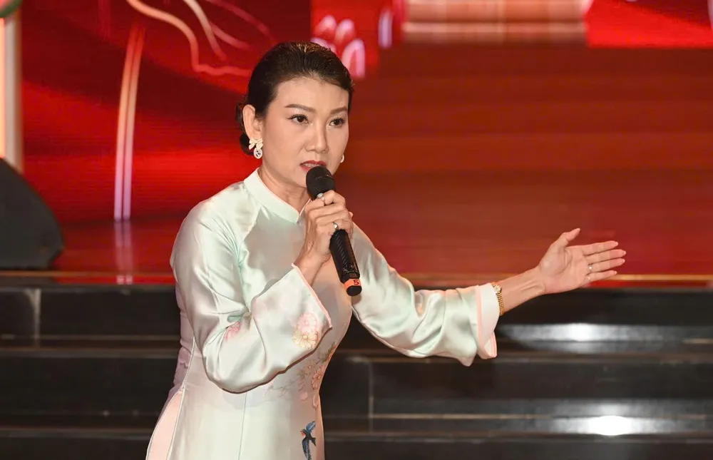 NSND Mỹ Uyên trình bày tại hội nghị. Ảnh: QUỐC THANH IMG_0468.JPG