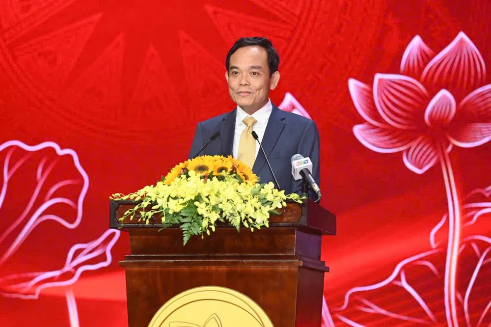 Bí thư Thành ủy TPHCM Trần Lưu Quang trao đổi ý kiến cùng các nghệ sĩ tham dự hội nghị. Ảnh: QUỐC THANH IMG_0469.JPG