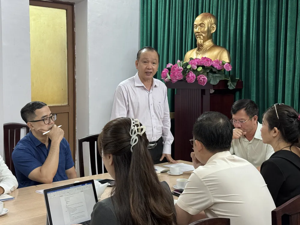 Phó Giám đốc Công ty TNHH Đường sách TPHCM Bùi Xuân Đức phát biểu tại buổi làm việc IMG_0659.JPG
