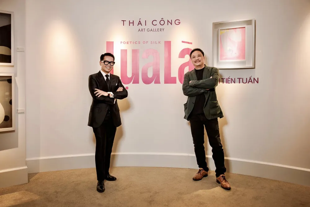 Nhà thiết kế Thái Công (trái) và họa sĩ Bùi Tiến Tuấn 571265714_10162070186036089_335317629876853621_n.jpg